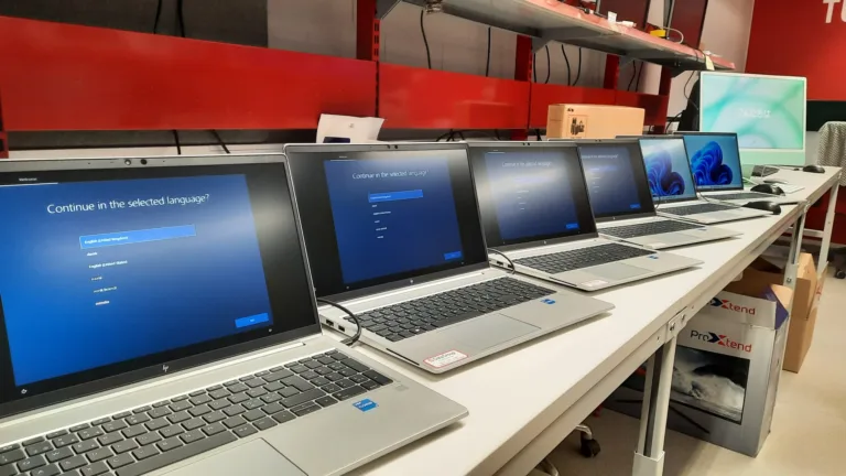 Kannettavia tietokoneita asennuskeskuksen pöydällä